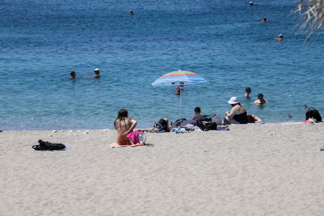 Καύσωνας στην Αττική – Γέμισαν κόσμο οι παραλίες
