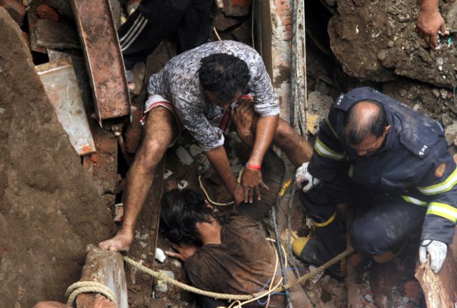 Ινδία: Τέσσερις νεκροί από κατάρρευση κτιρίου