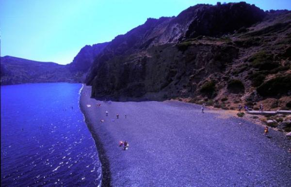 Μαύρα Βόλια: Η παραλία της Χίου με τα μαύρα βότσαλα