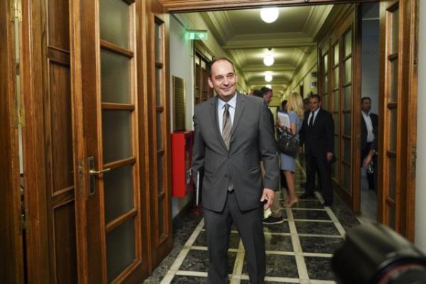 Editorial Ta Nea: Needs