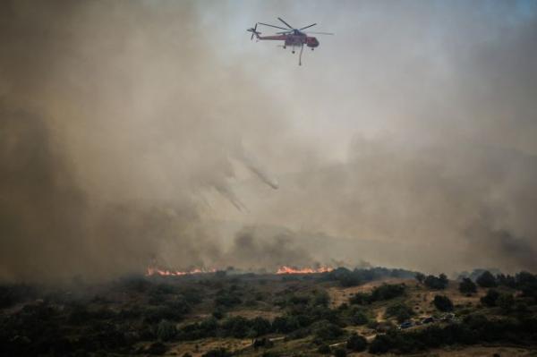 Εύβοια: Συνεχίζεται η μάχη με τα πύρινα μέτωπα