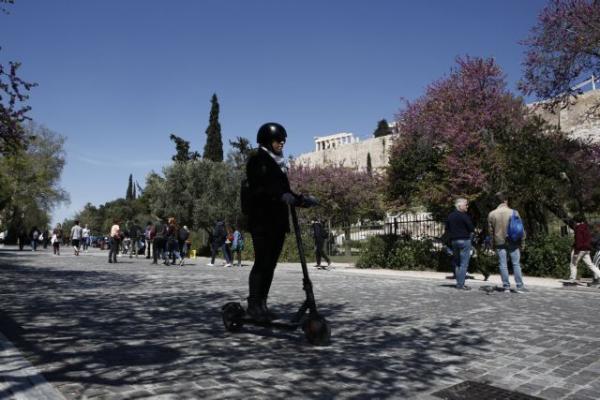 Οι αλλαγές στα ηλεκτρικά πατίνια: Ταχύτητα, κράνη και ηλικία οδηγού