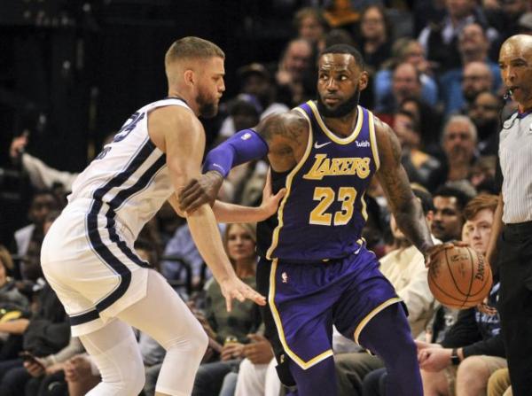 Λέικερς : Σκέφτεται να κατεβάσει σε θέση πλέι μέικερ τον ΛεΜπρόν