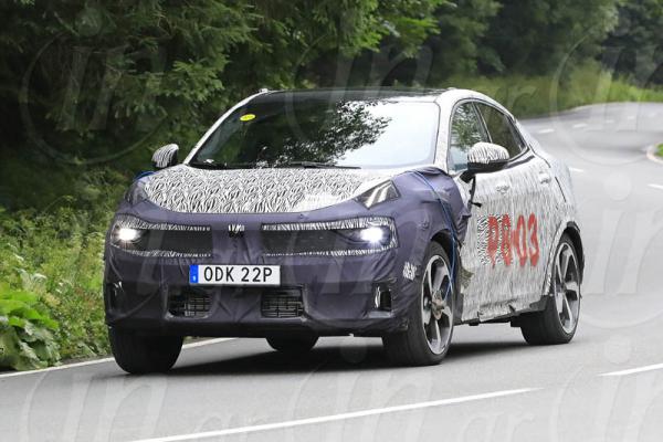 Lynk & Co 01 Coupe: Σε διπλό ταμπλό