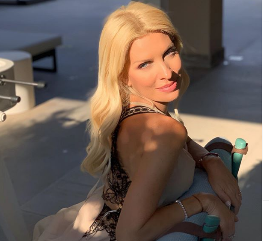 Μενεγάκη: Ποζάρει στη Μύκονο χωρίς ίχνος μακιγιάζ!