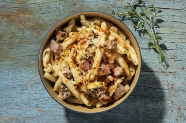 Σκιουφιχτά μακαρόνια με απάκι και γραβιέρα