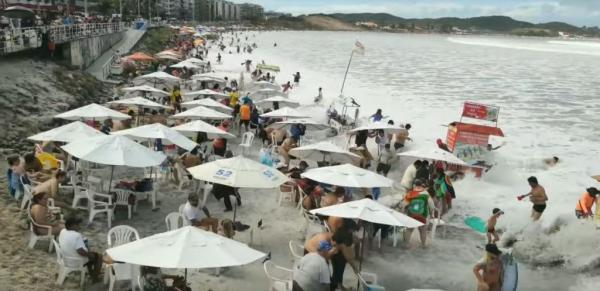 Απίστευτο: Τεράστιο κύμα «καταπίνει» παραλία γεμάτη κόσμο