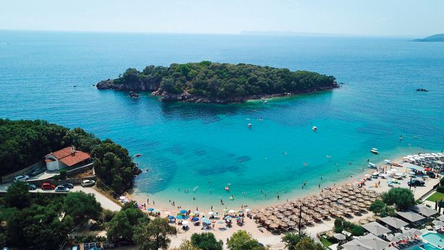 Καιρός: Ζέστη και βοριάδες τη Δευτέρα- Πού θα «κάνει» 36αρια