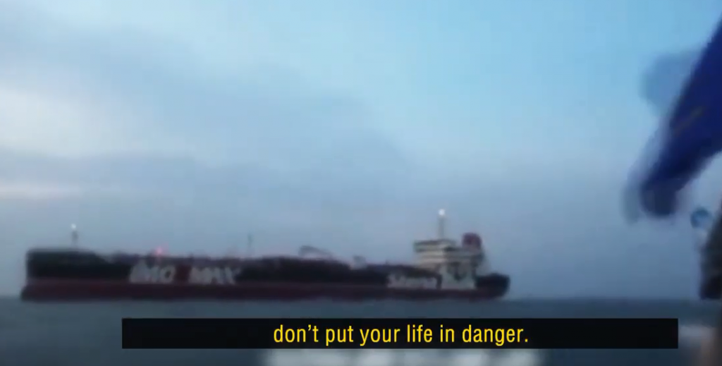 H στιγμή που το Ιράν συλλαμβάνει βρετανικό πλοίο: Μη βάζετε τη ζωή σας σε κίνδυνο (vid)