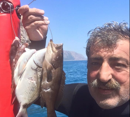 Ο Παύλος Πολάκης πιάνει απαγορευμένα ψάρια και τα μοστράρει στα social media