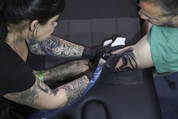 Τέσσερις στους δέκα έχουν δεχτεί άσχημη συμπεριφορά λόγω των τατουάζ τους