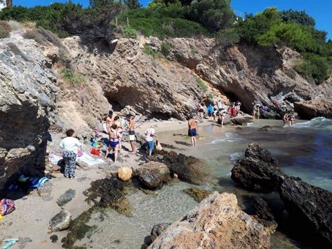 Πόρτο Ράφτη: Βράχος κινδυνεύει να πέσει σε παραλία μετά τον σεισμό στην Αθήνα
