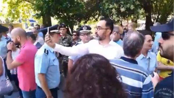 Αποδοκιμάζουν βουλευτή του ΣΥΡΙΖΑ κι αυτός διατάζει αστυνομικούς για προσαγωγές
