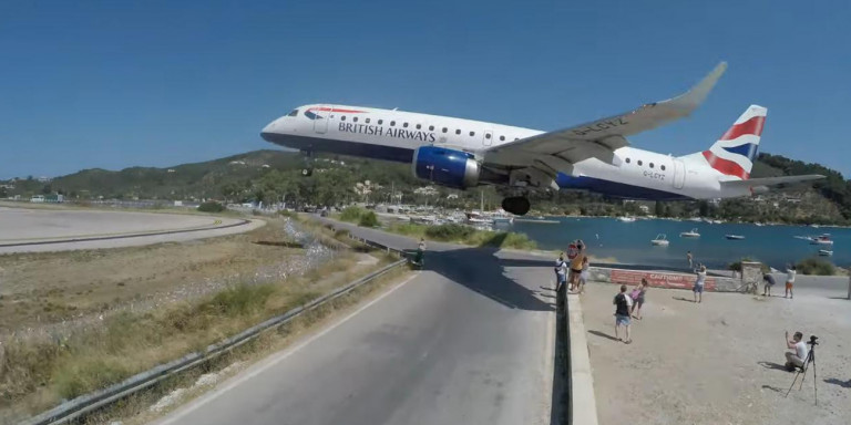 Σκιάθος: Αεροπλάνο περνά «ξυστά» πάνω από τουρίστες