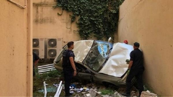 Αυτοκίνητο «προσγειώθηκε» σε… ακάλυπτο πολυκατοικίας