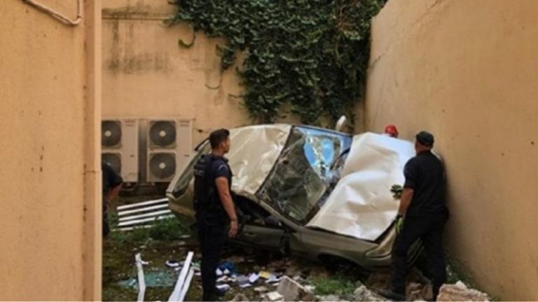 Αυτοκίνητο «προσγειώθηκε» σε… ακάλυπτο πολυκατοικίας