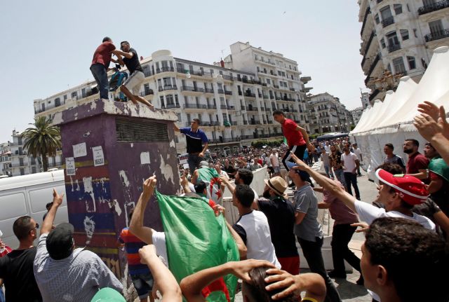 Αλγερία: Στους δρόμους χιλιάδες διαδηλωτές – Ζητούν μεταρρυθμίσεις