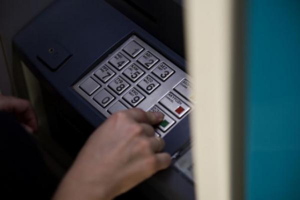 Βρήκε την κάρτα ανάληψης φίλου του και άδειασε τον λογαριασμό