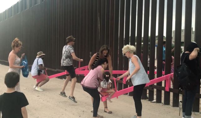 Καθηγητές τοποθετούν τραμπάλες στο τείχος του Τραμπ στα σύνορα με το Μεξικό