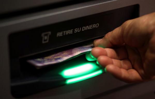 ΤτΕ: Αυξήθηκαν οι καταθέσεις, πότε θα αρθούν τα capital controls