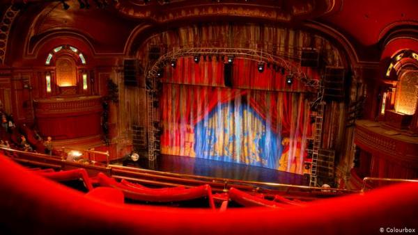 Το μέλλον της Ευρώπης στο φεστιβάλ Αβινιόν με Ολάντ και Λέτα επί σκηνής