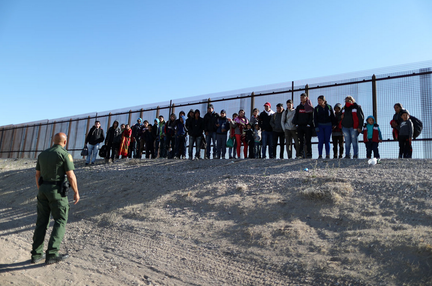 ΗΠΑ: Σημαντική μείωση του αριθμού των ασυνόδευτων ανήλικων μεταναστών που κρατούνται στα νότια σύνορα