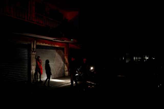 Στο σκοτάδι η Βενεζουέλα – «Ηλεκτρομαγνητική επίθεση» λέει το καθεστώς