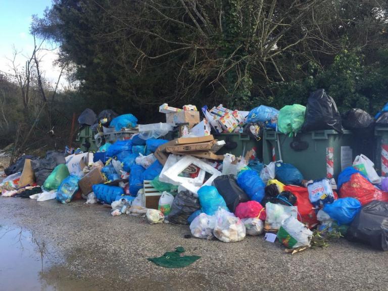 Τα σκουπίδια έπνιξαν πάλι την τουριστική Κέρκυρα