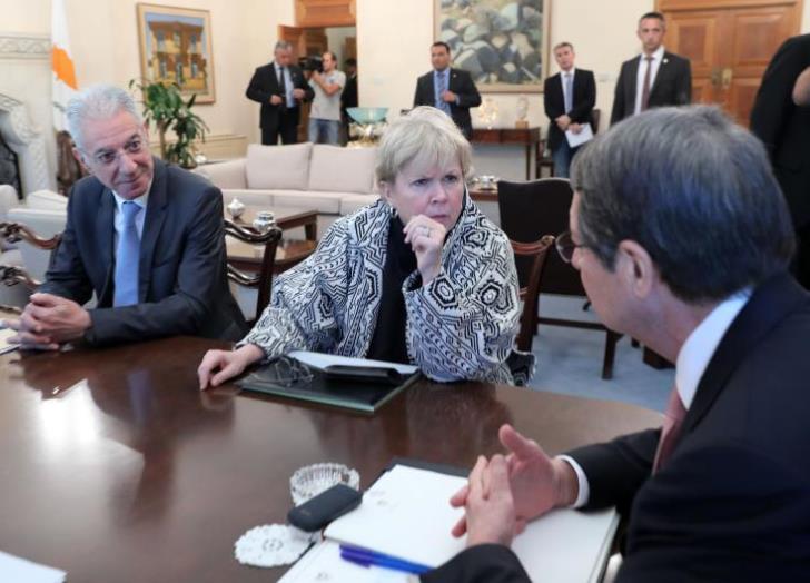 Ζεσταίνουν τον διάλογο : Συνομιλία Λουτ – Αναστασιάδη για το Κυπριακό