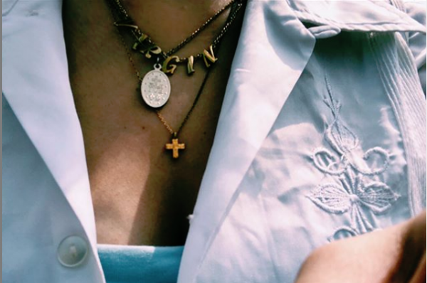 Τα χρυσά περιδέραια είναι τα must του φετινού καλοκαιριού