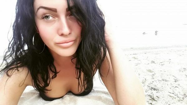 Ζένια Σολδάτου: Σέξι πόζες στην παραλία