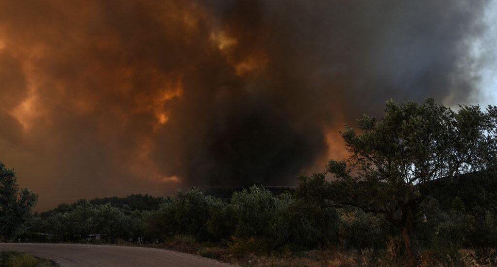 Ανεξέλεγκτη η πυρκαγιά στην Εύβοια - Εκκενώθηκε χωριό