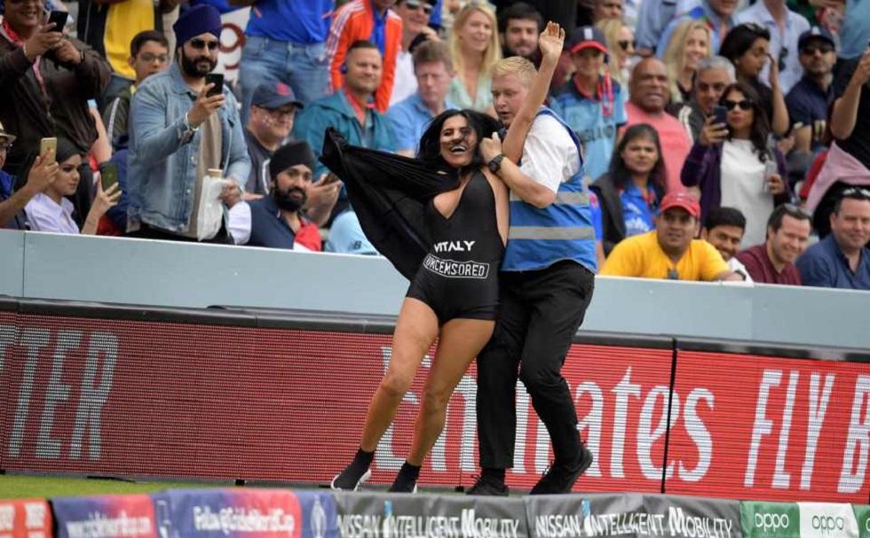 Ζντοροβέτσκι : Μετά τη σύντροφο… μπούκαρε και η μάνα του