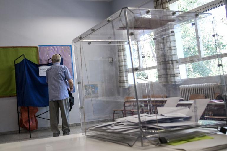 Η ώρα της κρίσης: Πού στοχεύουν τα κόμματα, τι θέλουν οι πολίτες για την επόμενη μέρα