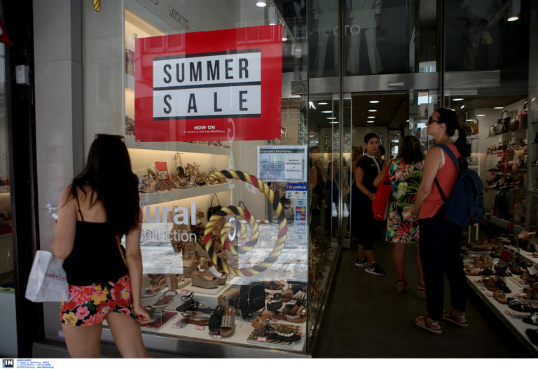 Οι Έλληνες άφησαν τις ξαπλώστρες και… βούτηξαν στις εκπτώσεις