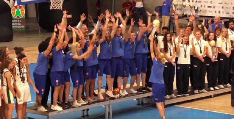 Η απονομή στα «χρυσά» κορίτσια της Εθνικής Κωφών