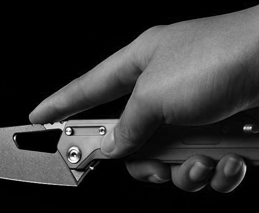 Επίθεση σοκ: Μαχαίρωσαν πασίγνωστο ηθοποιό στην σκηνή