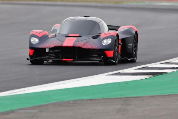 Η πρώτη βόλτα της Aston Martin Valkyrie