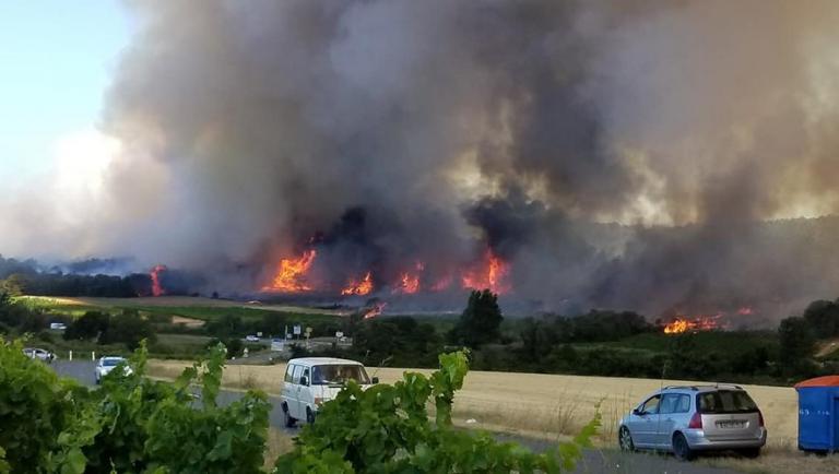 Πυρκαγιές στη Νότια Γαλλία – Απομακρύνθηκαν χιλιάδες κατασκηνωτές