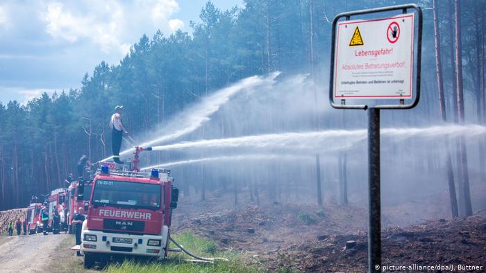 Ανεξέλεγκτη η δασική πυρκαγιά στη βόρεια Γερμανία