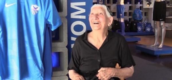 Η 94χρονη γιαγιά Σταυρούλα δείχνει τι σημαίνει αγάπη για μια ομάδα