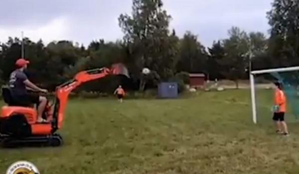 Εκτέλεσε σαν σέντερ φορ ο… εκσκαφέας