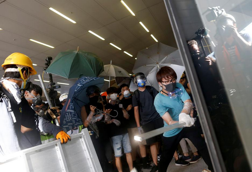 Χονγκ Κονγκ: Η επικεφαλής της κυβέρνησης καταδίκασε τη χρήση ακραίας βίας από τους διαδηλωτές