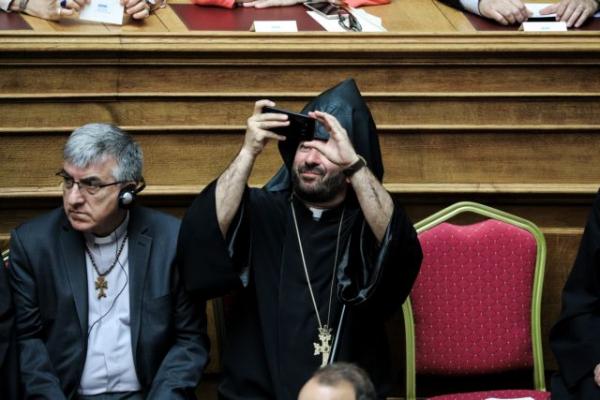 Viral o ιερέας με το smartphone στη Βουλή