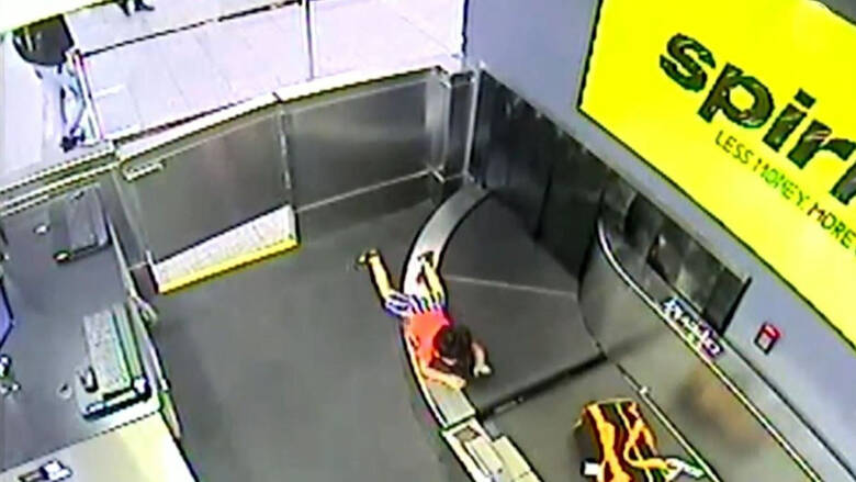Βίντεο - σοκ: Αγοράκι σκαρφάλωσε στον ιμάντα αποσκευών αεροδρομίου