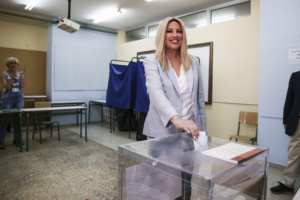 Σφοδρή επίθεση από Φώφη: Οποιος έλκεται από καρέκλες να φύγει τώρα