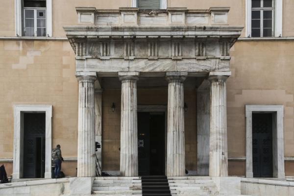 Guardian: Κόβεται μαχαίρι το κάπνισμα στη Βουλή – Πετάνε μέχρι και τα τασάκια