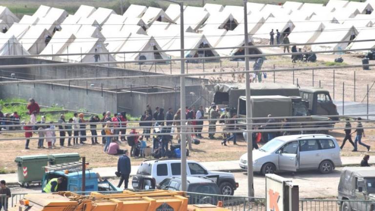 Και παιδιά ανάμεσα στους τραυματίες από πτώση δένδρου στο hotspot στα Οινόφυτα