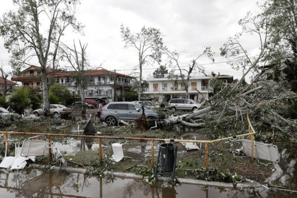 Σοκ και δέος – Η στιγμή που η φονική καταιγίδα «χτυπά» ΙΧ