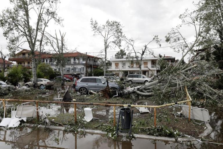 Σοκ και δέος – Η στιγμή που η φονική καταιγίδα «χτυπά» ΙΧ